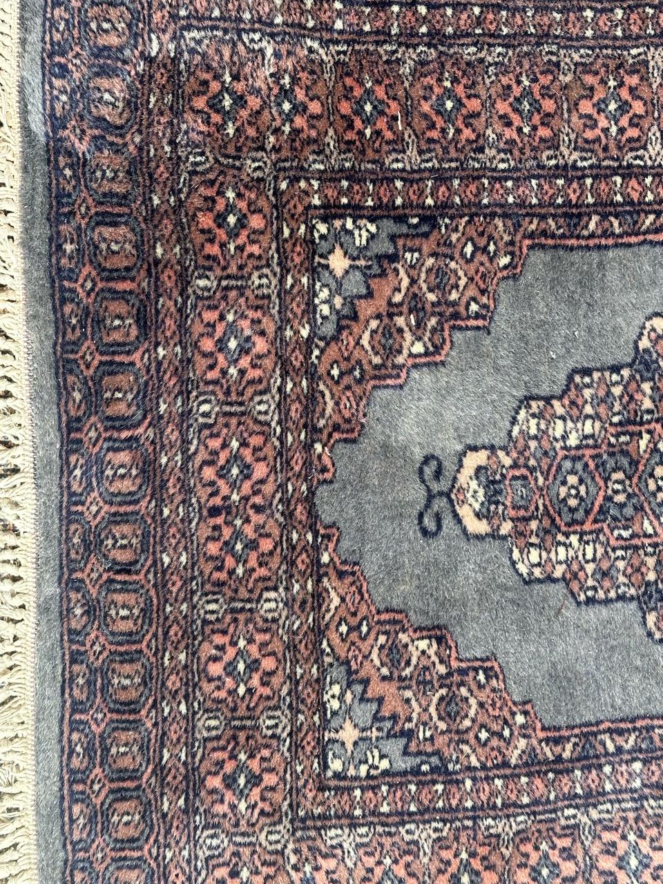 Noué à la main Le joli petit tapis pakistanais vintage de Bobyrug  en vente