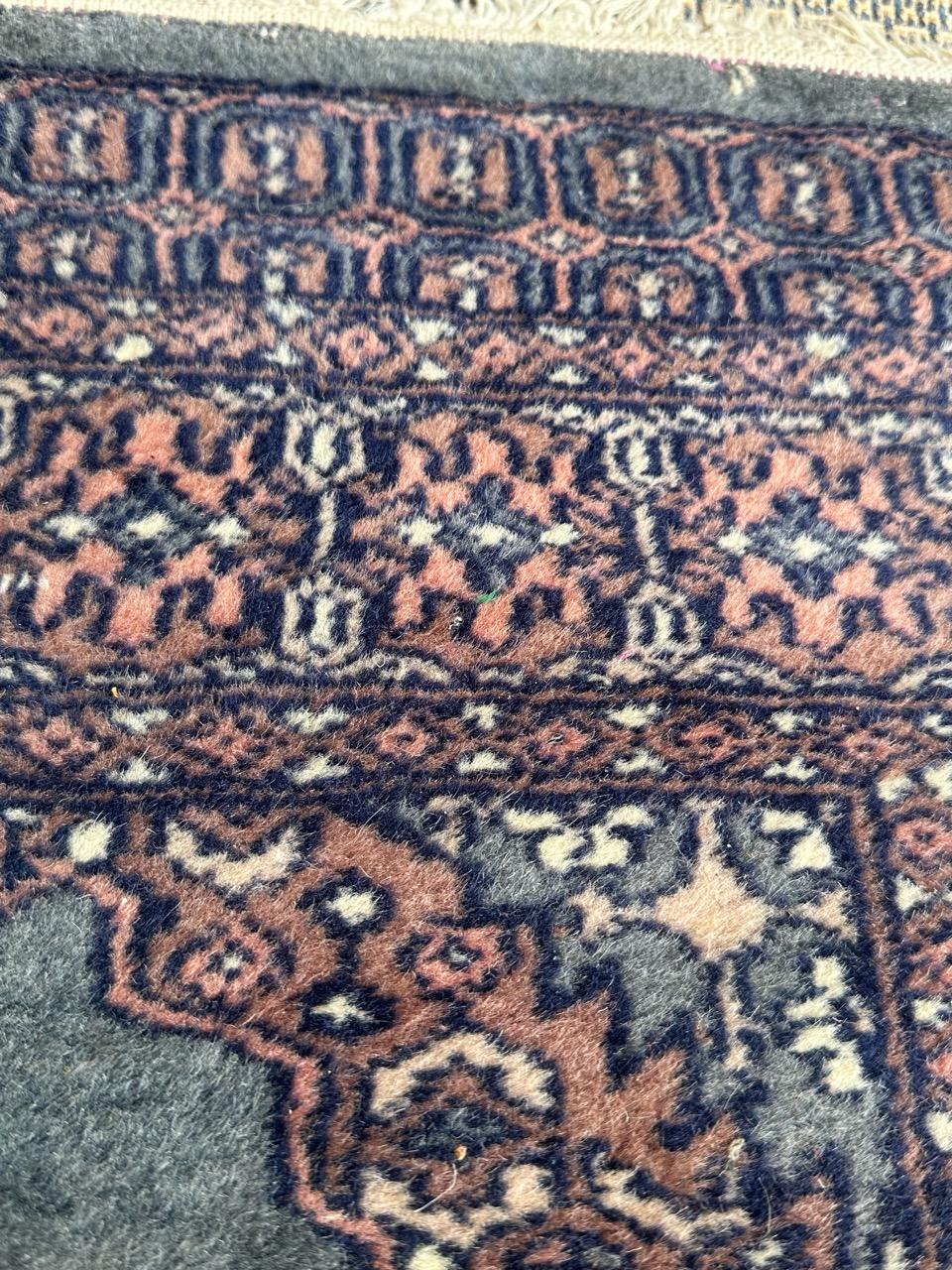 Laine Le joli petit tapis pakistanais vintage de Bobyrug  en vente