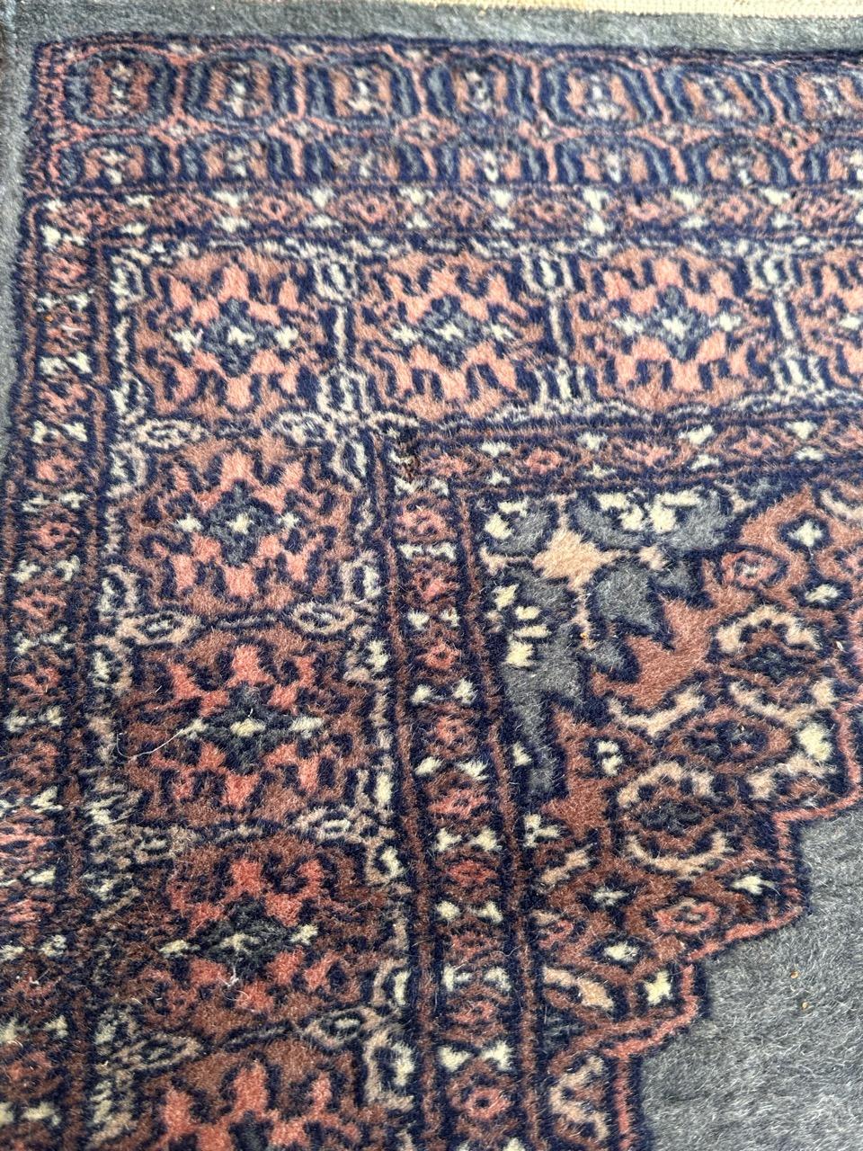 Le joli petit tapis pakistanais vintage de Bobyrug  en vente 1