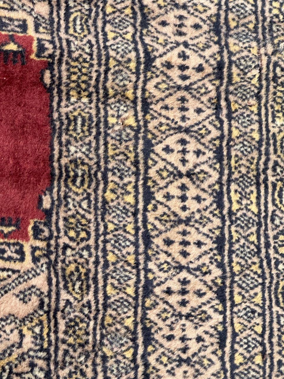 Joli petit tapis pakistanais vintage de Bobyrug, style turkmène  en vente 3