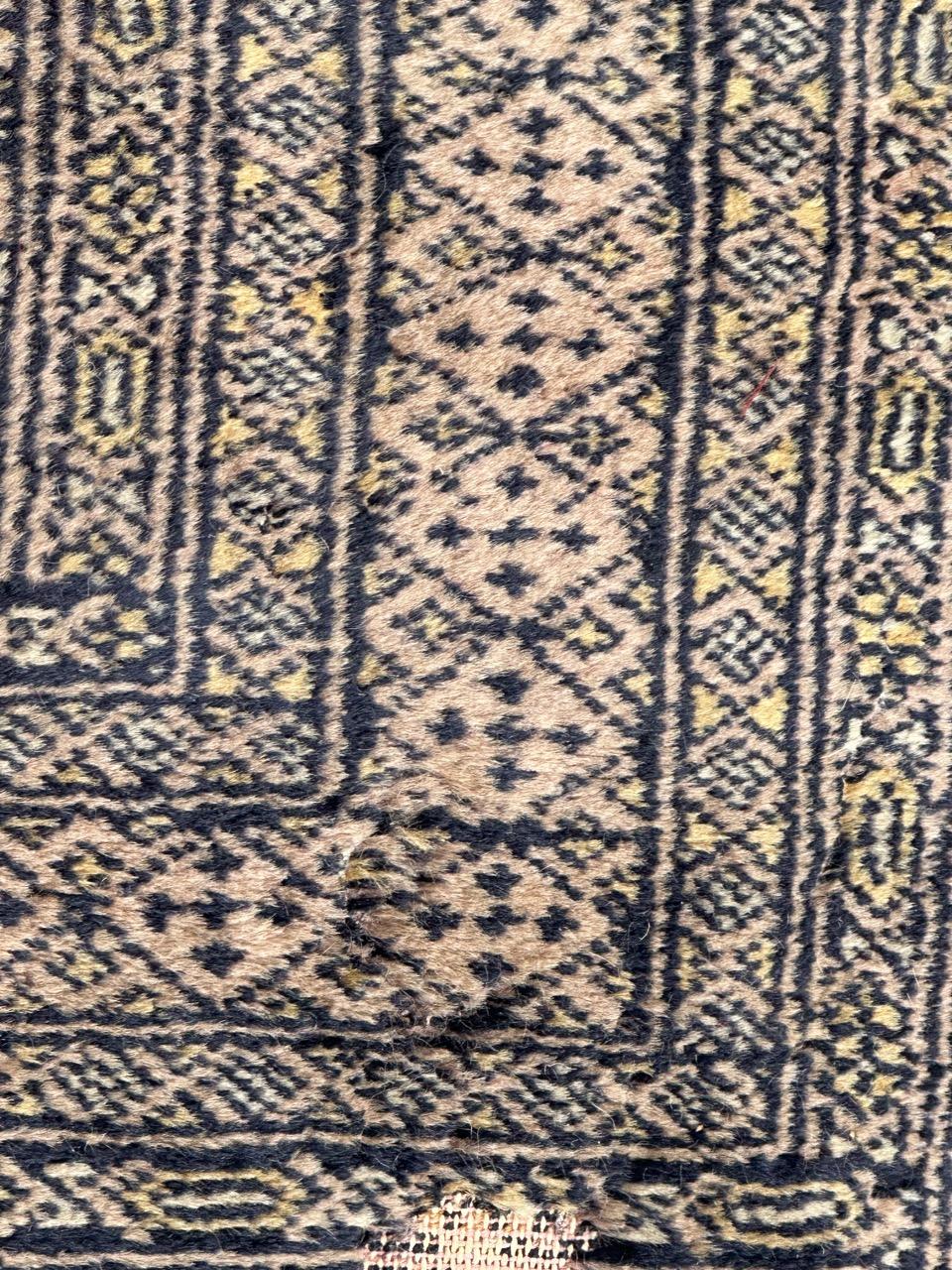 Joli petit tapis pakistanais vintage de Bobyrug, style turkmène  en vente 4