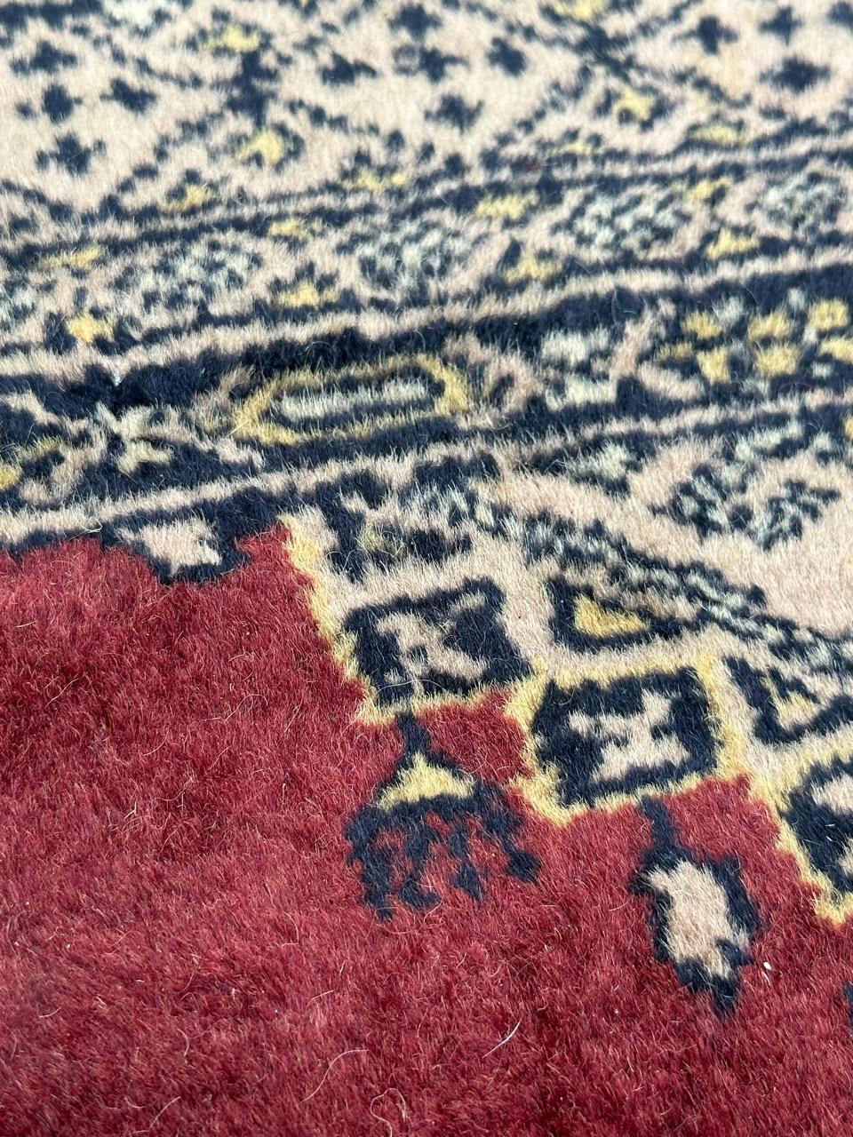 Joli petit tapis pakistanais vintage de Bobyrug, style turkmène  en vente 9