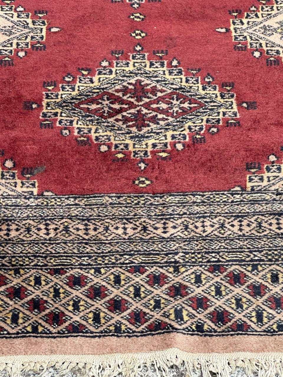 Magnifique tapis pakistanais vintage avec un design des tapis turkmènes et de belles couleurs avec du violet, du rose, du gris et du noir, entièrement et finement noué à la main avec de la laine sur une base en coton. 

✨✨✨
