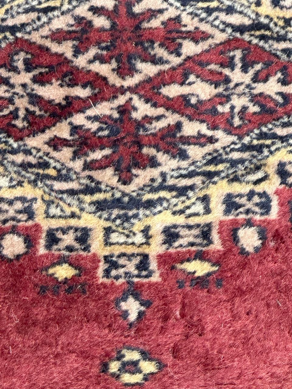 Noué à la main Joli petit tapis pakistanais vintage de Bobyrug, style turkmène  en vente