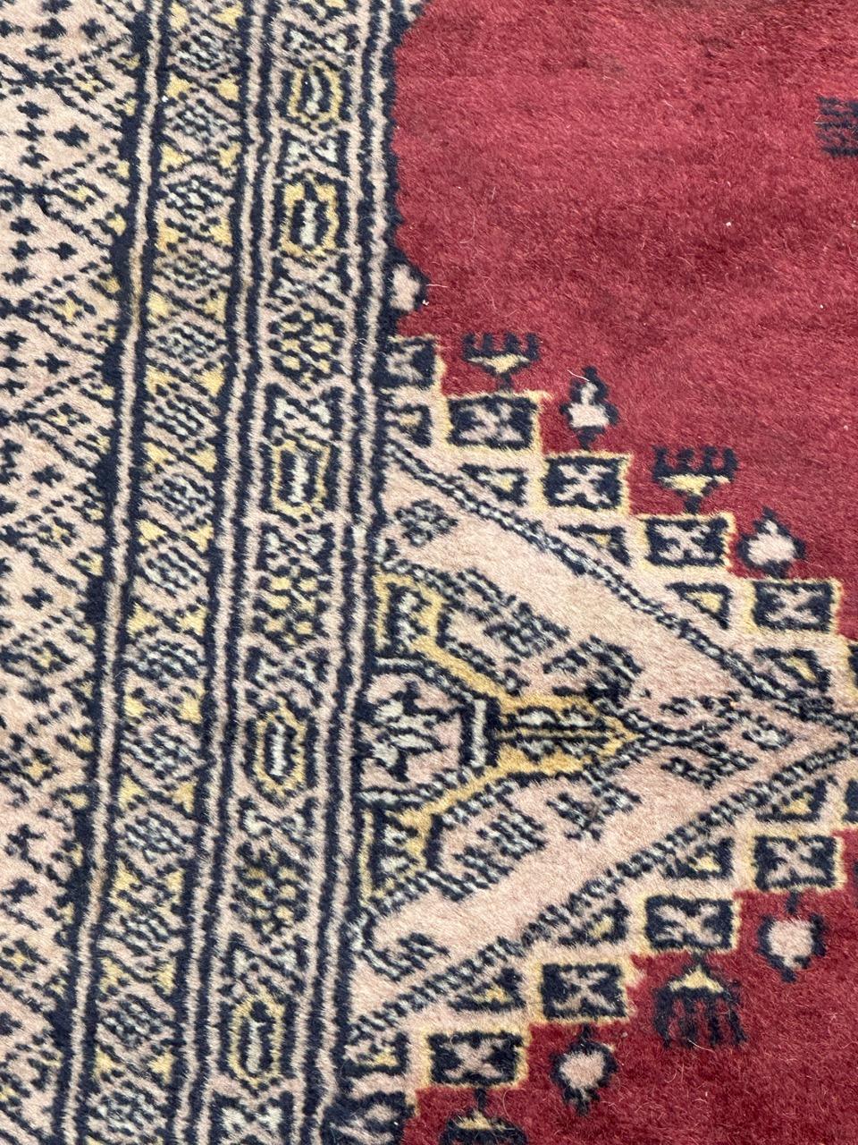 Laine Joli petit tapis pakistanais vintage de Bobyrug, style turkmène  en vente