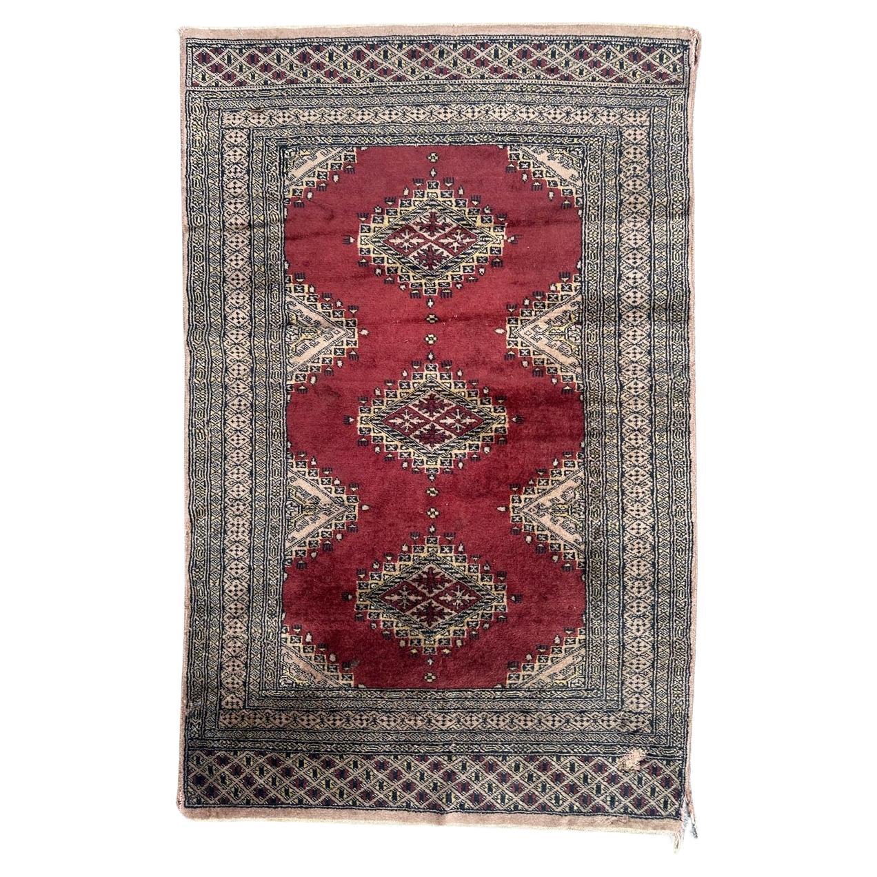 Joli petit tapis pakistanais vintage de Bobyrug, style turkmène  en vente