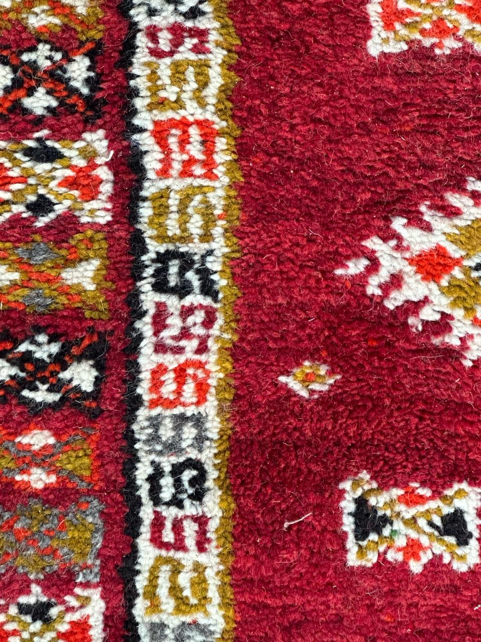 Bobyrugs hübscher marokkanischer Stammesteppich im Vintage-Stil  (Handgeknüpft) im Angebot