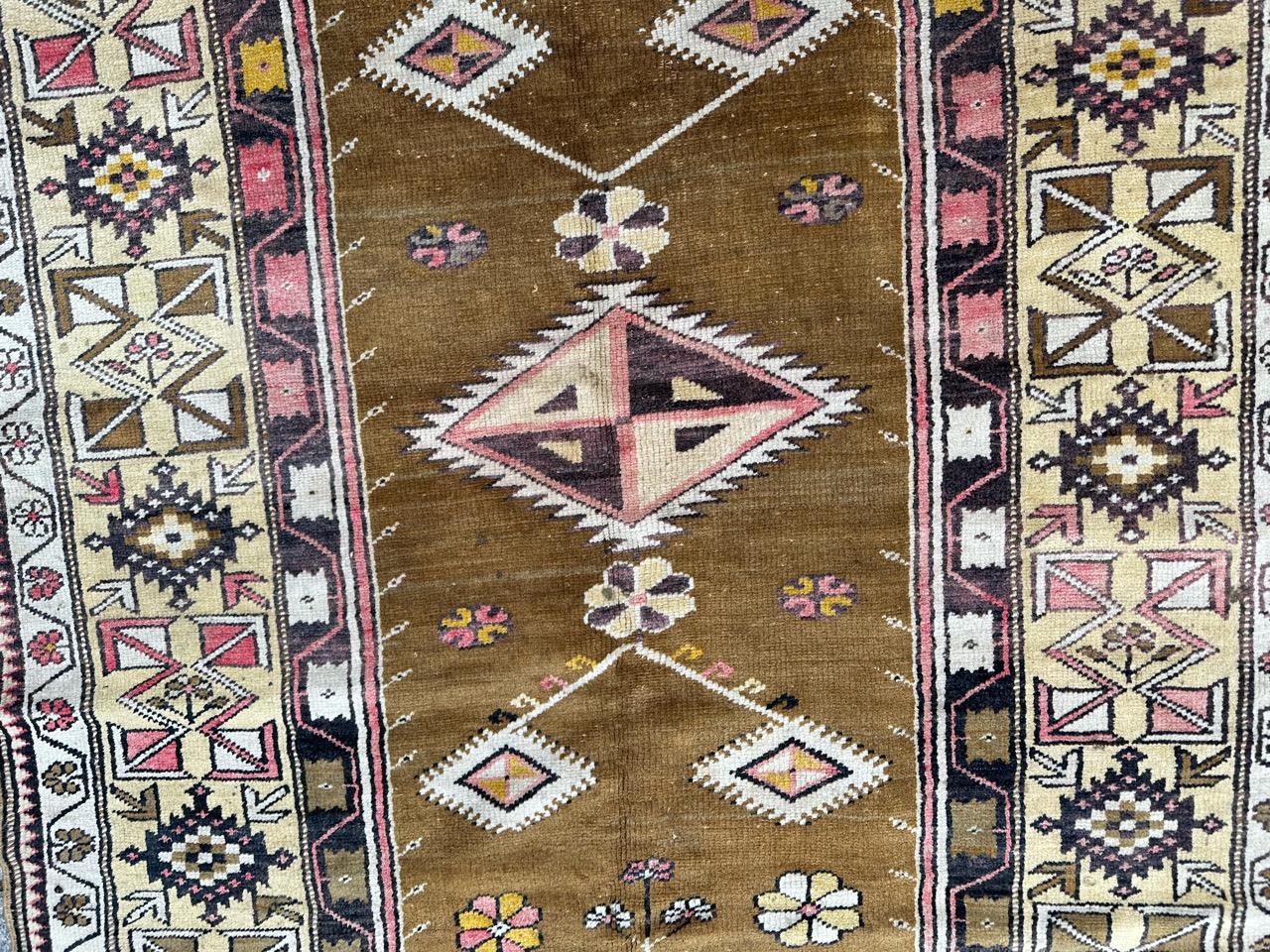 Bobyrug’s pretty vintage Turkish Anatolian rug For Sale 3