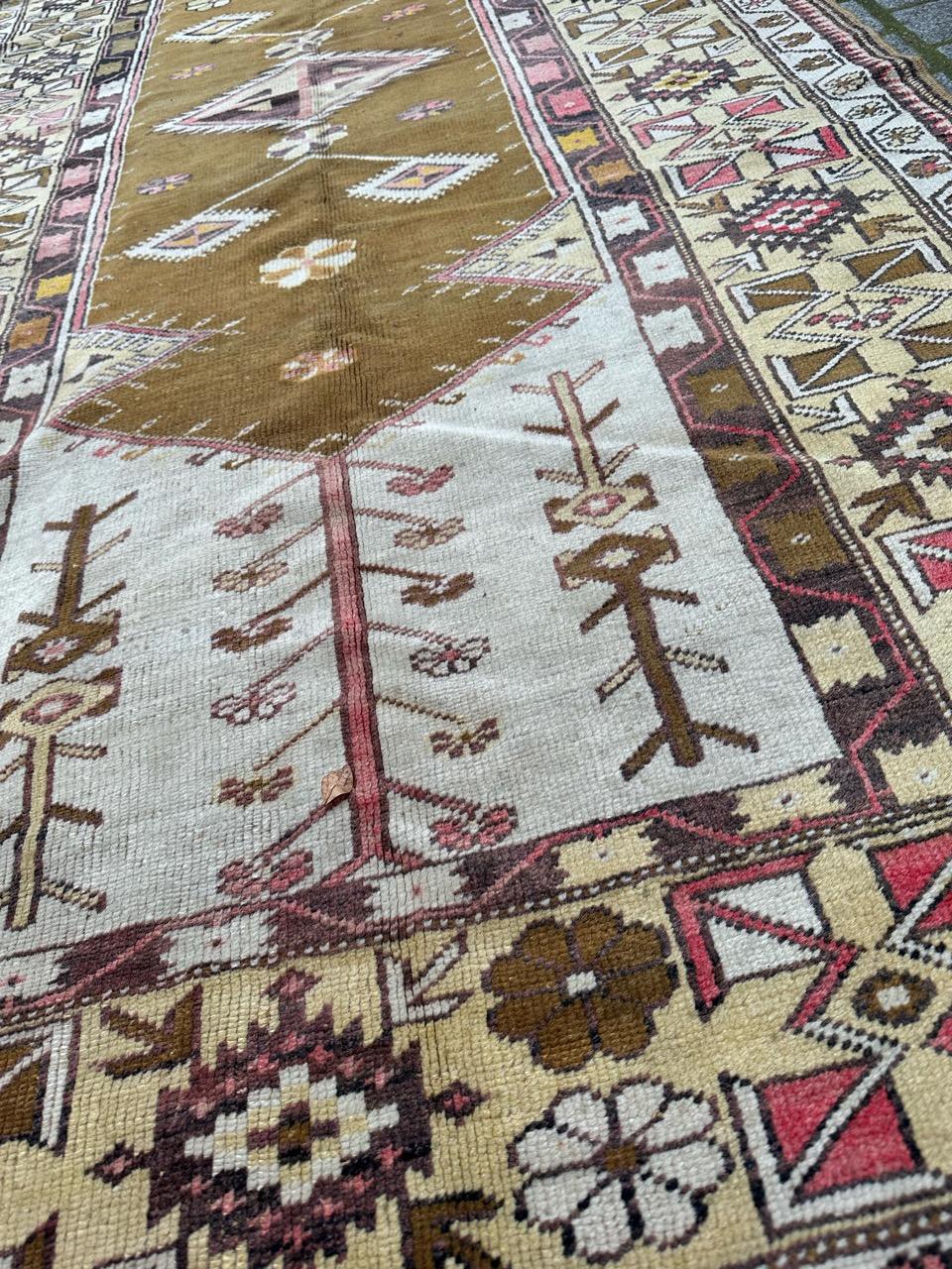 Bobyrug’s pretty vintage Turkish Anatolian rug For Sale 6