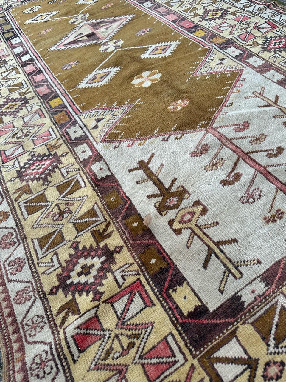 Bobyrug’s pretty vintage Turkish Anatolian rug For Sale 7