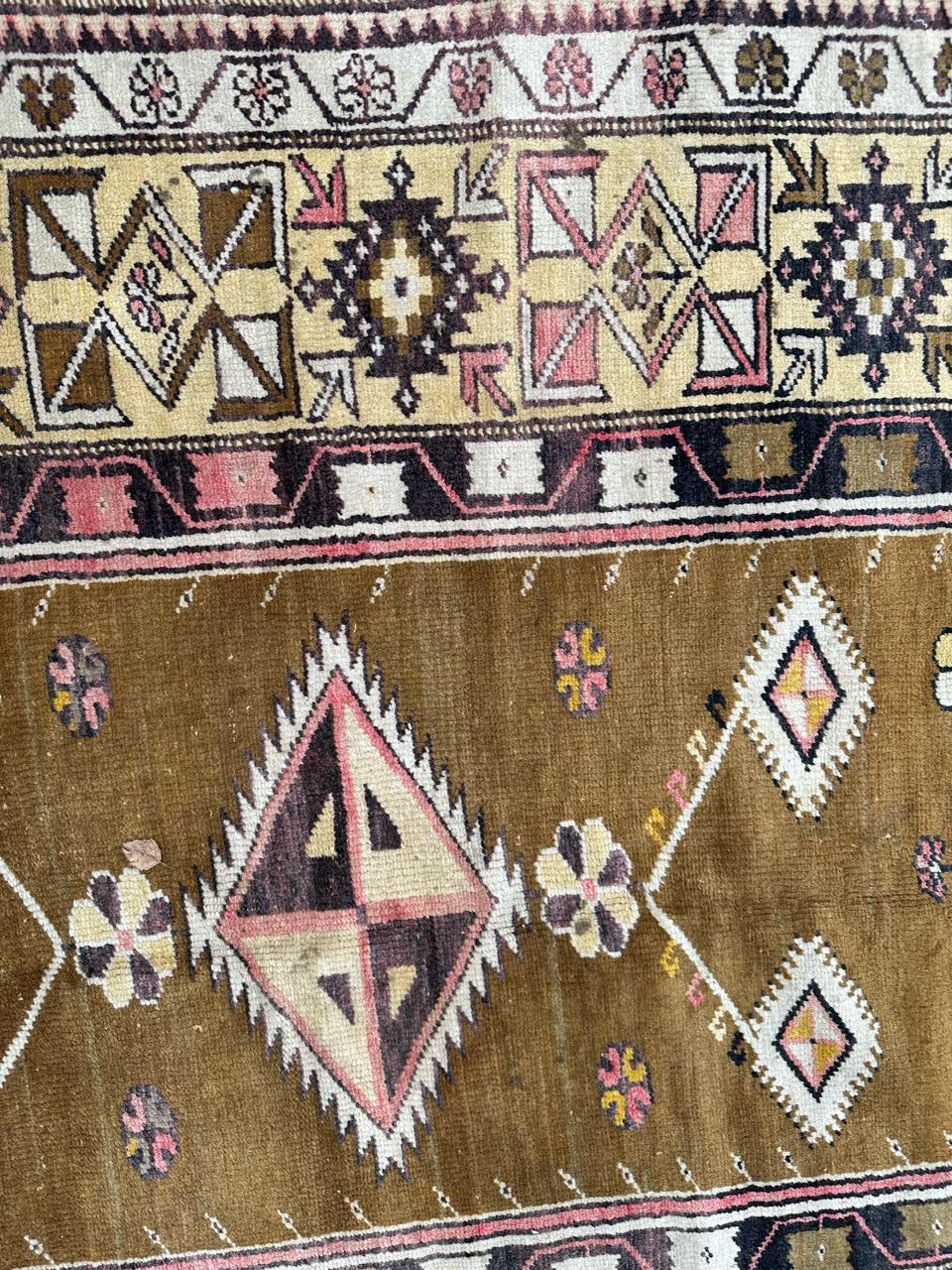 Bobyrug’s pretty vintage Turkish Anatolian rug For Sale 8