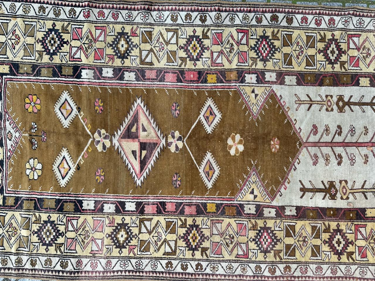 Beautiful mid century Turkish rug with nice geometrical design and beautiful colours with a green and beige field and a green border with pink and green in design. Entirely hand knotted with wool on wool foundation.

✨✨✨
