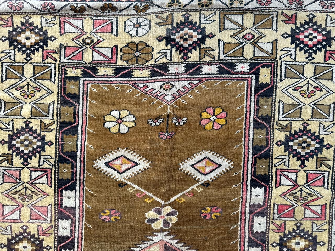 Oushak Bobyrug’s pretty vintage Turkish Anatolian rug For Sale