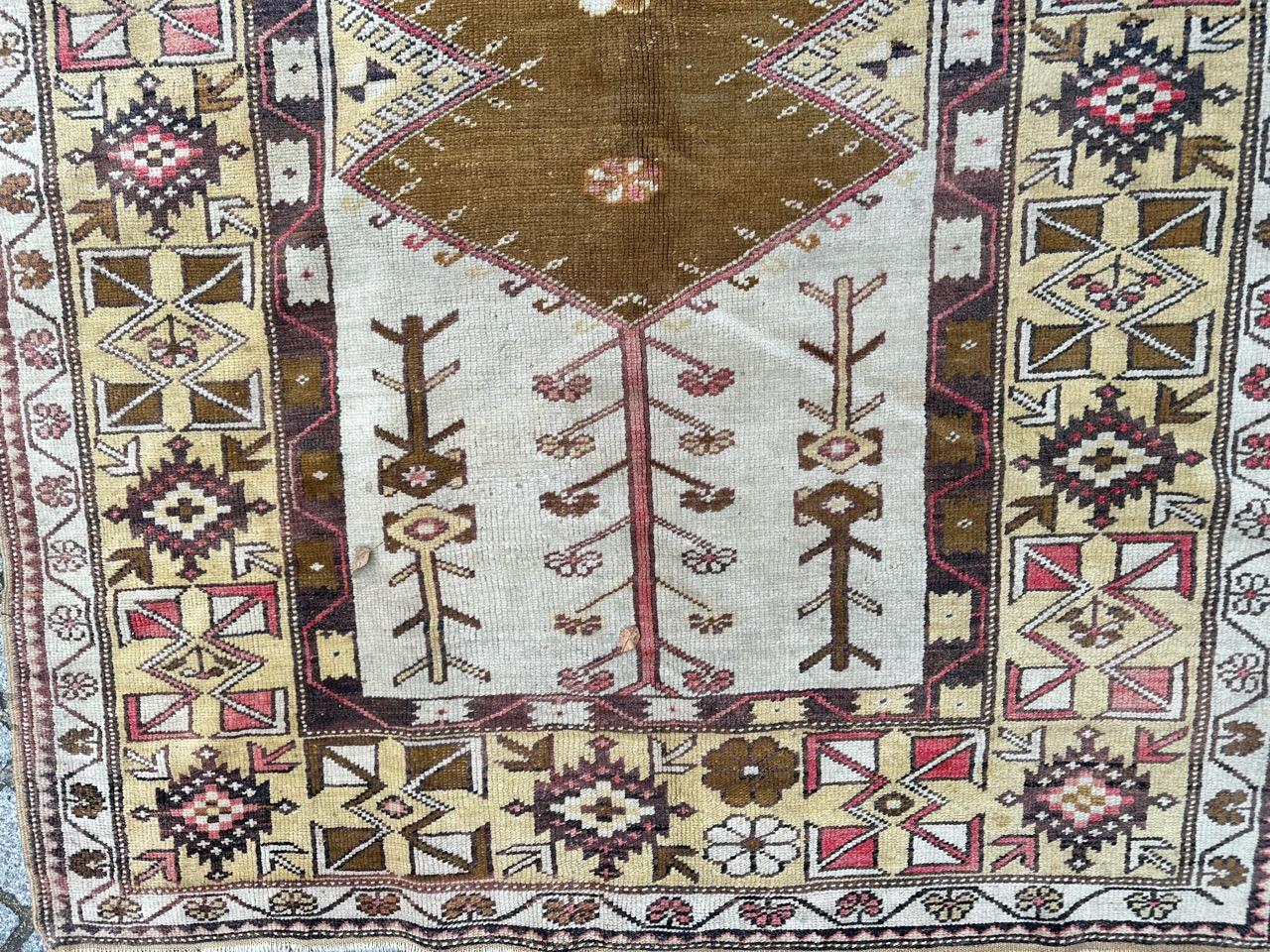 Bobyrug’s pretty vintage Turkish Anatolian rug In Good Condition For Sale In Saint Ouen, FR