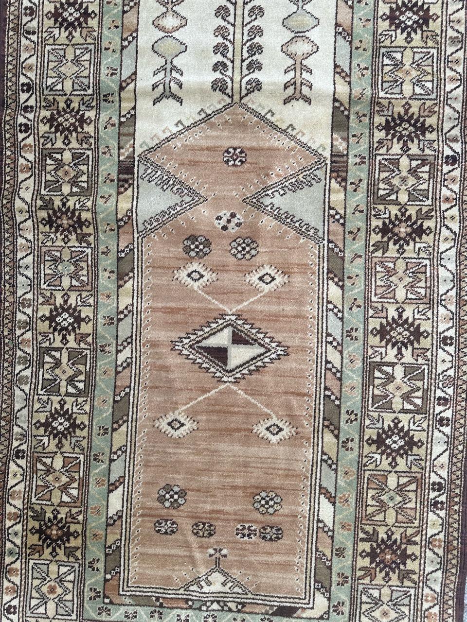 Pretty vintage Turkish style rug with a geometrical design and nice light colours, made with mechanical looms with wool on the cotton foundation 

✨✨✨
