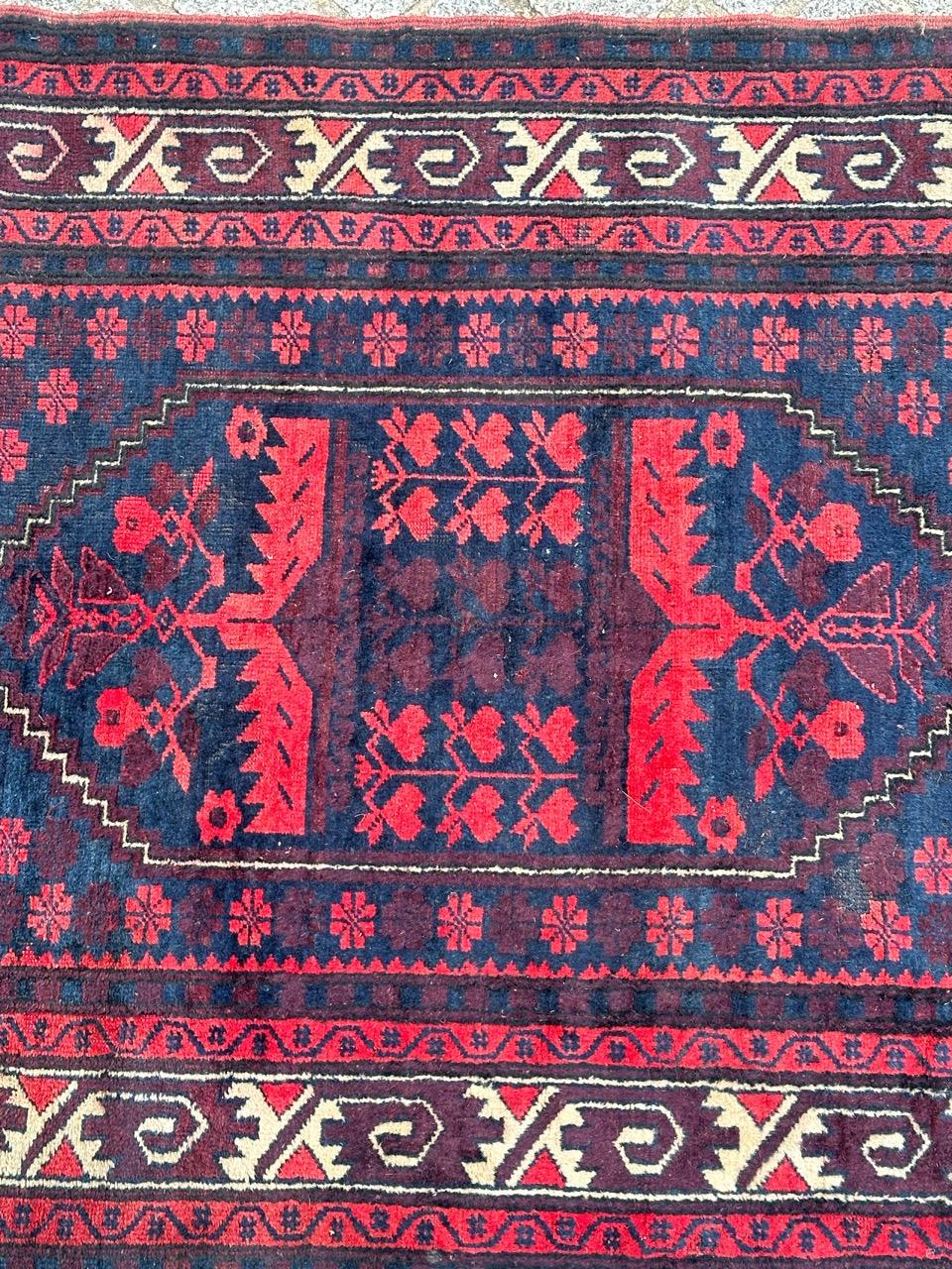 Nice mid century Turkish rug with beautiful geometrical design and nice colours with red, purple and navy blue, entirely hand knotted with wool on wool foundation. Some wears due to age and use.

✨✨✨
