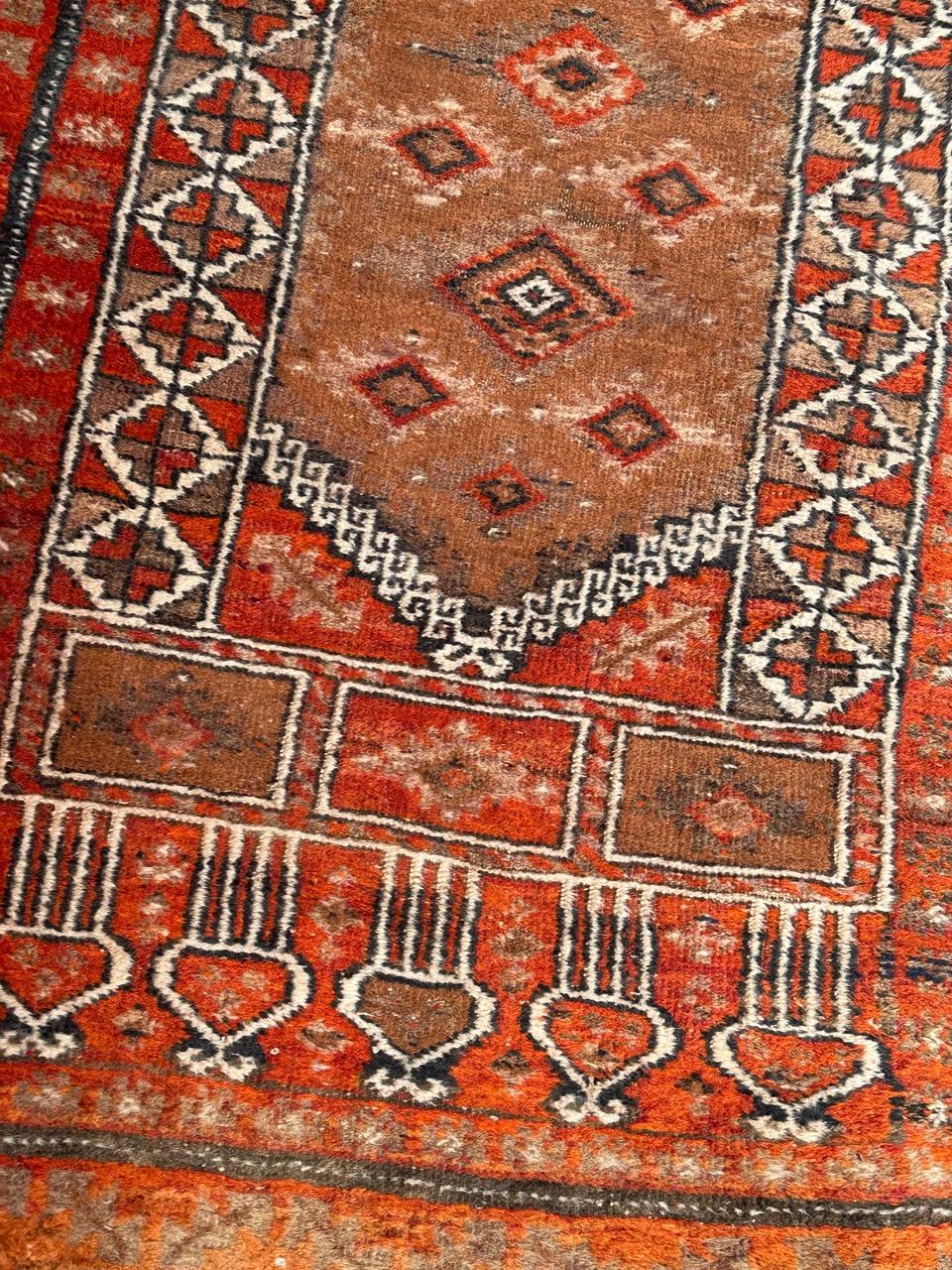 Magnifique tapis turkmène Baluch du milieu du siècle avec de jolis motifs tribaux et stylisés et de belles couleurs, avec de l'orange, du marron et du gris, entièrement noué à la main avec de la laine sur une base de laine. 

✨✨✨
