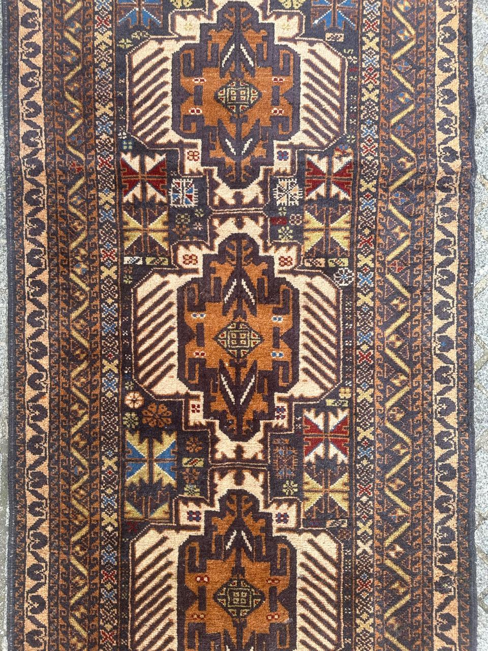Joli tapis turkmène baloutche afghan du milieu du siècle avec de beaux motifs tribaux et de belles couleurs avec du bleu, de l'orange, du vert et du rouge, entièrement noué à la main avec de la laine sur une base de laine. 

✨✨✨
