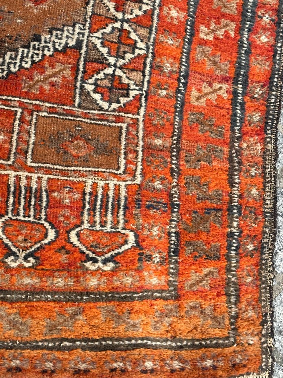 Tribal Le joli tapis turkmène Baluch vintage de Bobyrug  en vente
