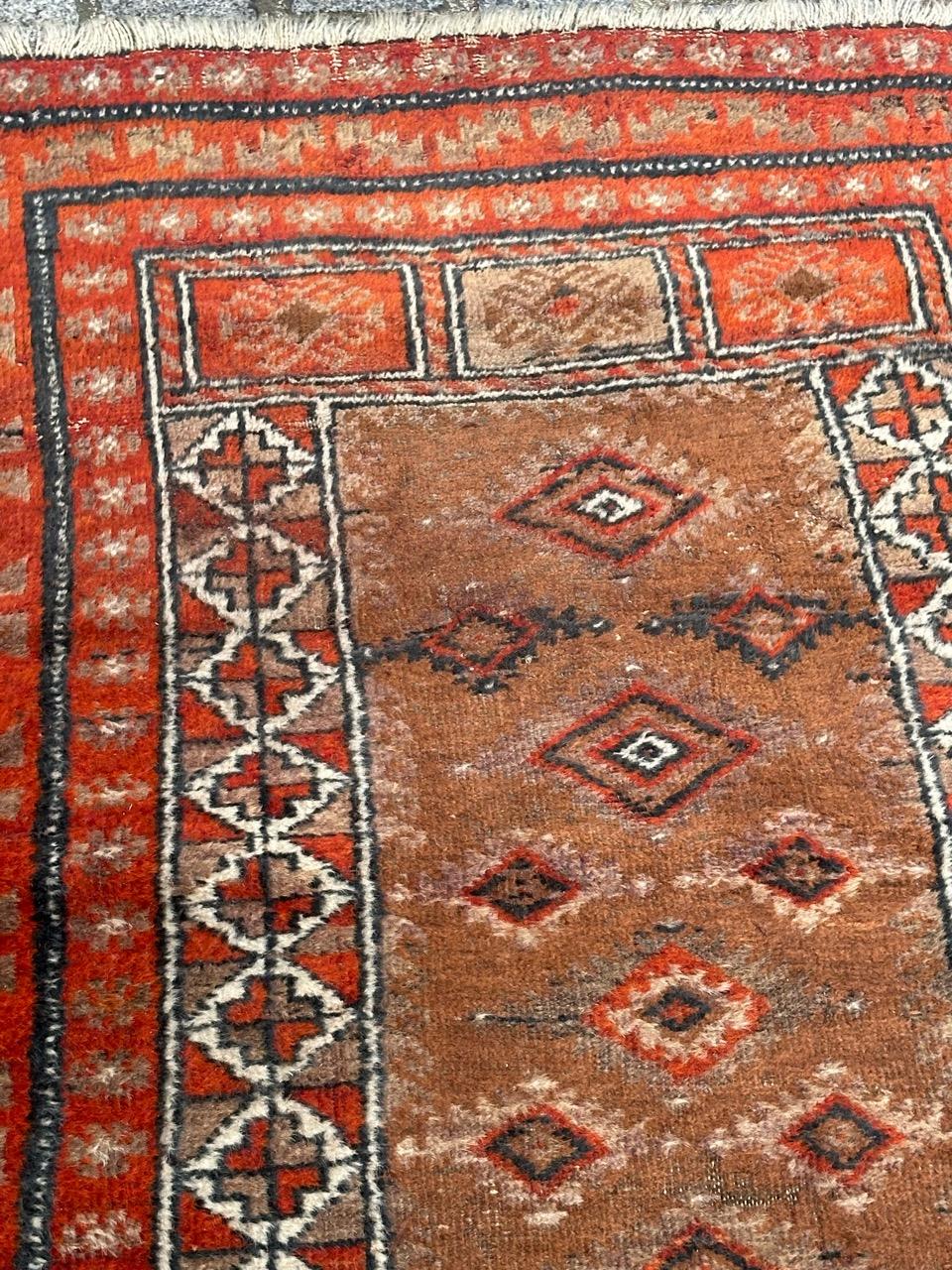 Noué à la main Le joli tapis turkmène Baluch vintage de Bobyrug  en vente