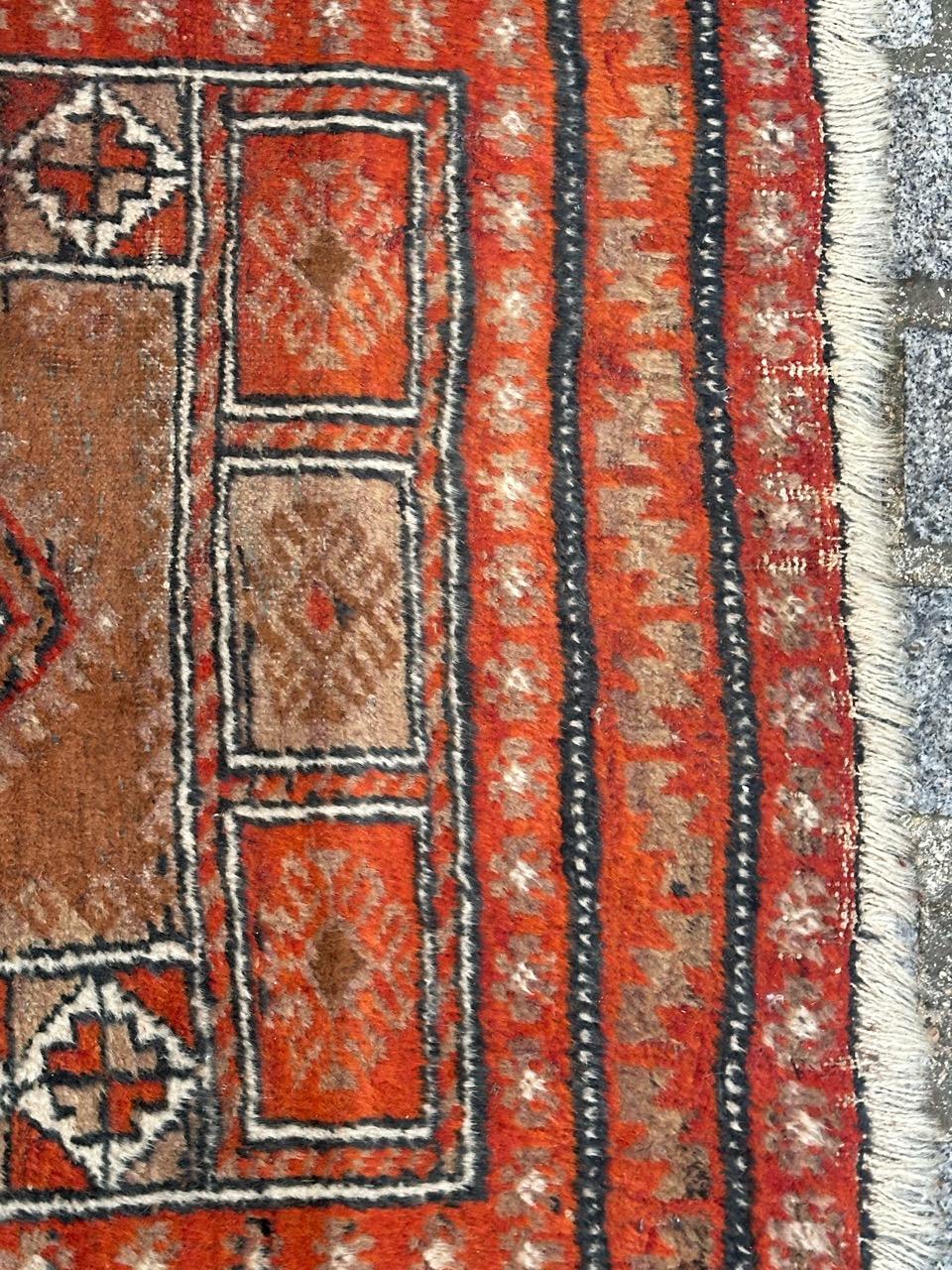 Laine Le joli tapis turkmène Baluch vintage de Bobyrug  en vente