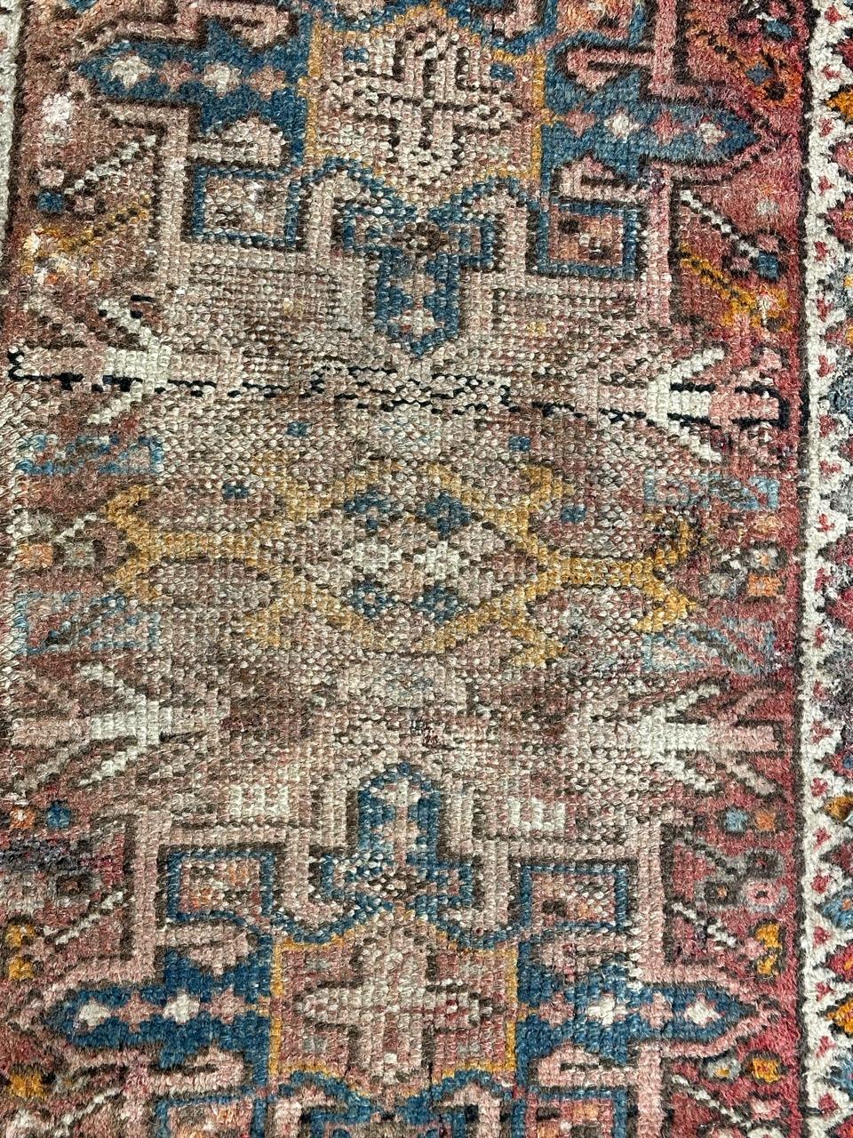 Kleiner Heriz-Teppich aus der Mitte des Jahrhunderts mit geometrischem Muster und hellen Farben, vollständig handgeknüpft mit Wolle auf Baumwollbasis. Abnutzung und Verblassen der Farben

✨✨✨
