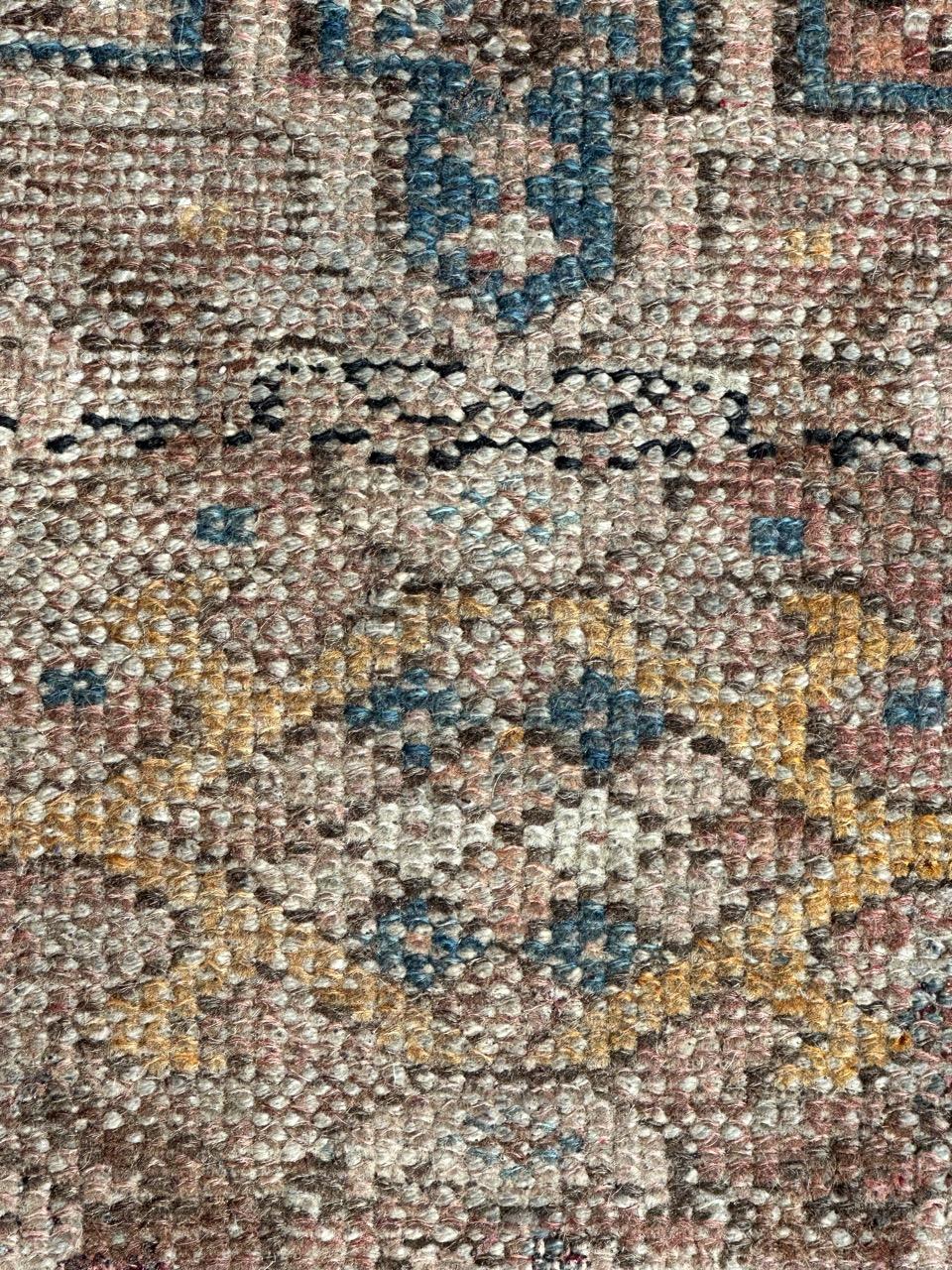Bobyrugs kleiner Heriz-Teppich aus der Mitte des Jahrhunderts, verblasst und beschädigt  (Handgeknüpft) im Angebot