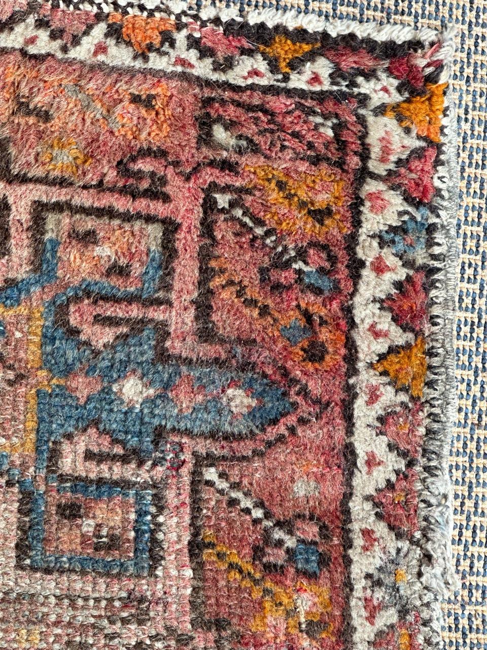Bobyrugs kleiner Heriz-Teppich aus der Mitte des Jahrhunderts, verblasst und beschädigt  im Zustand „Starke Gebrauchsspuren“ im Angebot in Saint Ouen, FR