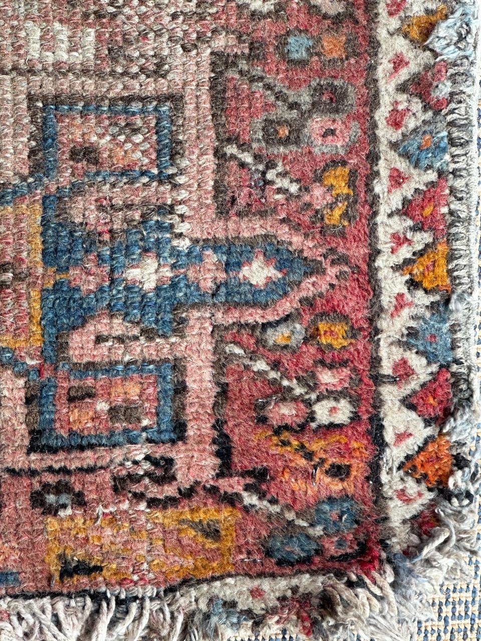 Bobyrugs kleiner Heriz-Teppich aus der Mitte des Jahrhunderts, verblasst und beschädigt  (Mitte des 20. Jahrhunderts) im Angebot