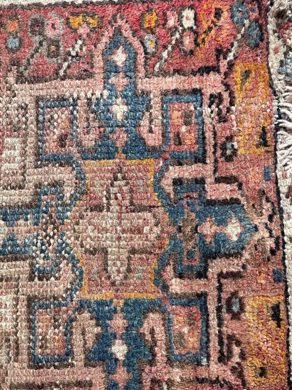 Bobyrugs kleiner Heriz-Teppich aus der Mitte des Jahrhunderts, verblasst und beschädigt  im Angebot 1