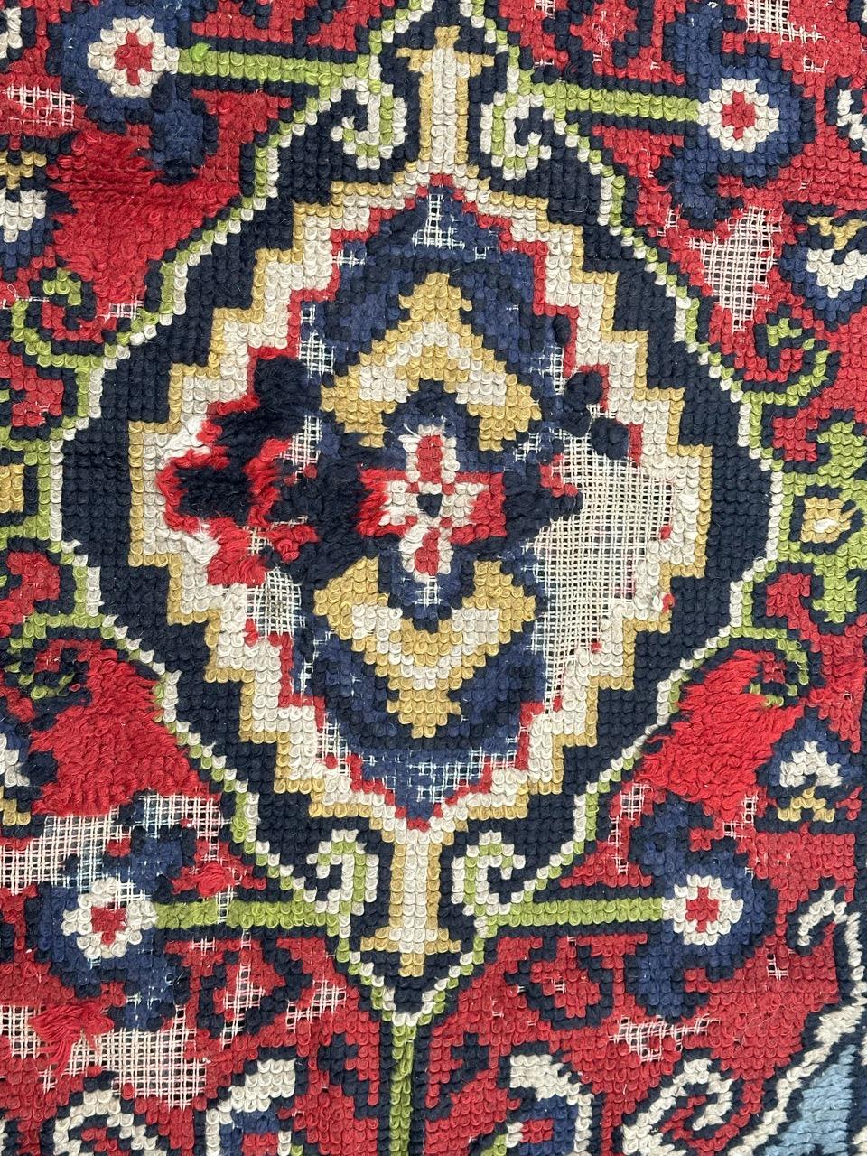 Hübscher kleiner französischer Teppich mit einem Muster aus türkischen Teppichen und schönen Farben mit Rot, Himmelblau, Dunkelblau, Grün und Gelb, komplett handgeknüpft mit Wolle auf Baumwollgrund. 
Viele im Wollstapel verloren und können repariert