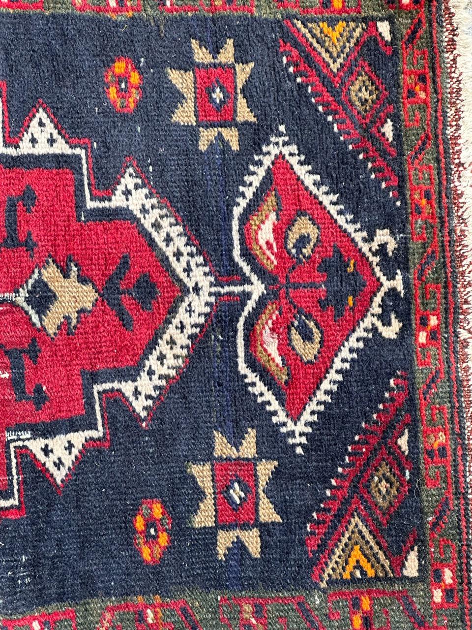 Bobyrugs kleiner türkischer Yastik-Teppich aus der Mitte des Jahrhunderts  im Angebot 2