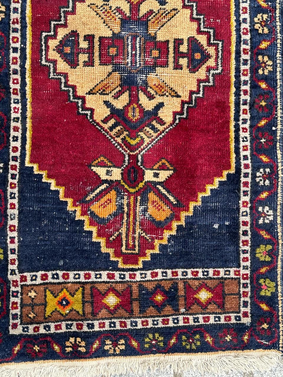  Petit tapis turc Yastik du milieu du siècle dernier  en vente 4