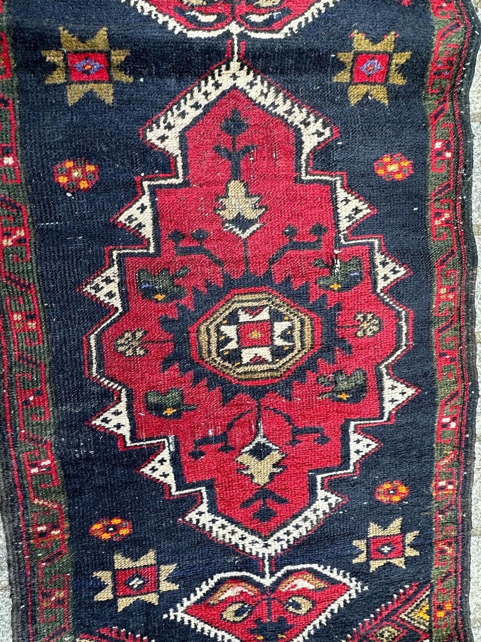 Bobyrugs kleiner türkischer Yastik-Teppich aus der Mitte des Jahrhunderts  im Angebot 6