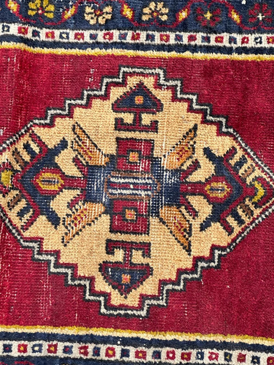 Joli tapis turc Yastik du milieu du siècle avec de beaux motifs géométriques et de belles couleurs avec du rouge, du jaune, de l'orange, du bleu marine, du vert et du blanc, entièrement noué à la main avec de la laine sur une base de laine. Quelques