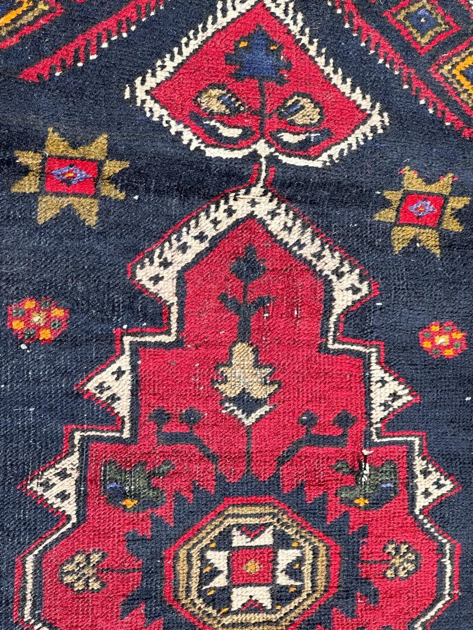 kleiner türkischer Yastik-Teppich aus der Mitte des Jahrhunderts  (Oushak) im Angebot