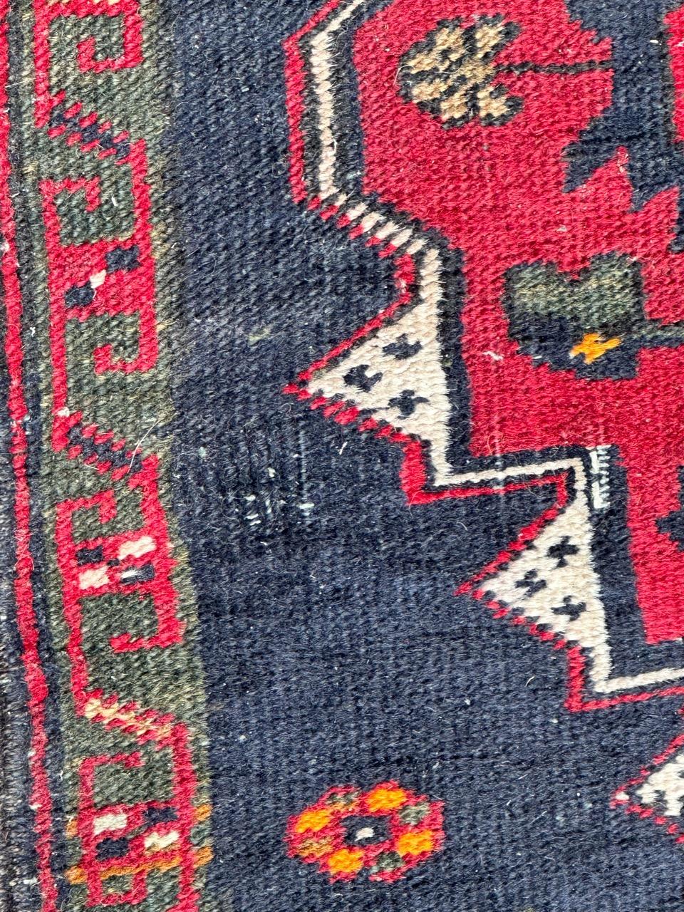 Bobyrugs kleiner türkischer Yastik-Teppich aus der Mitte des Jahrhunderts  (Handgeknüpft) im Angebot