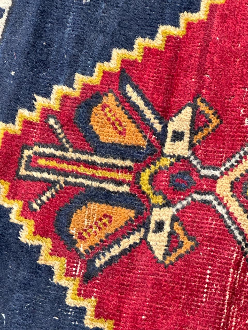  Petit tapis turc Yastik du milieu du siècle dernier  État moyen - En vente à Saint Ouen, FR