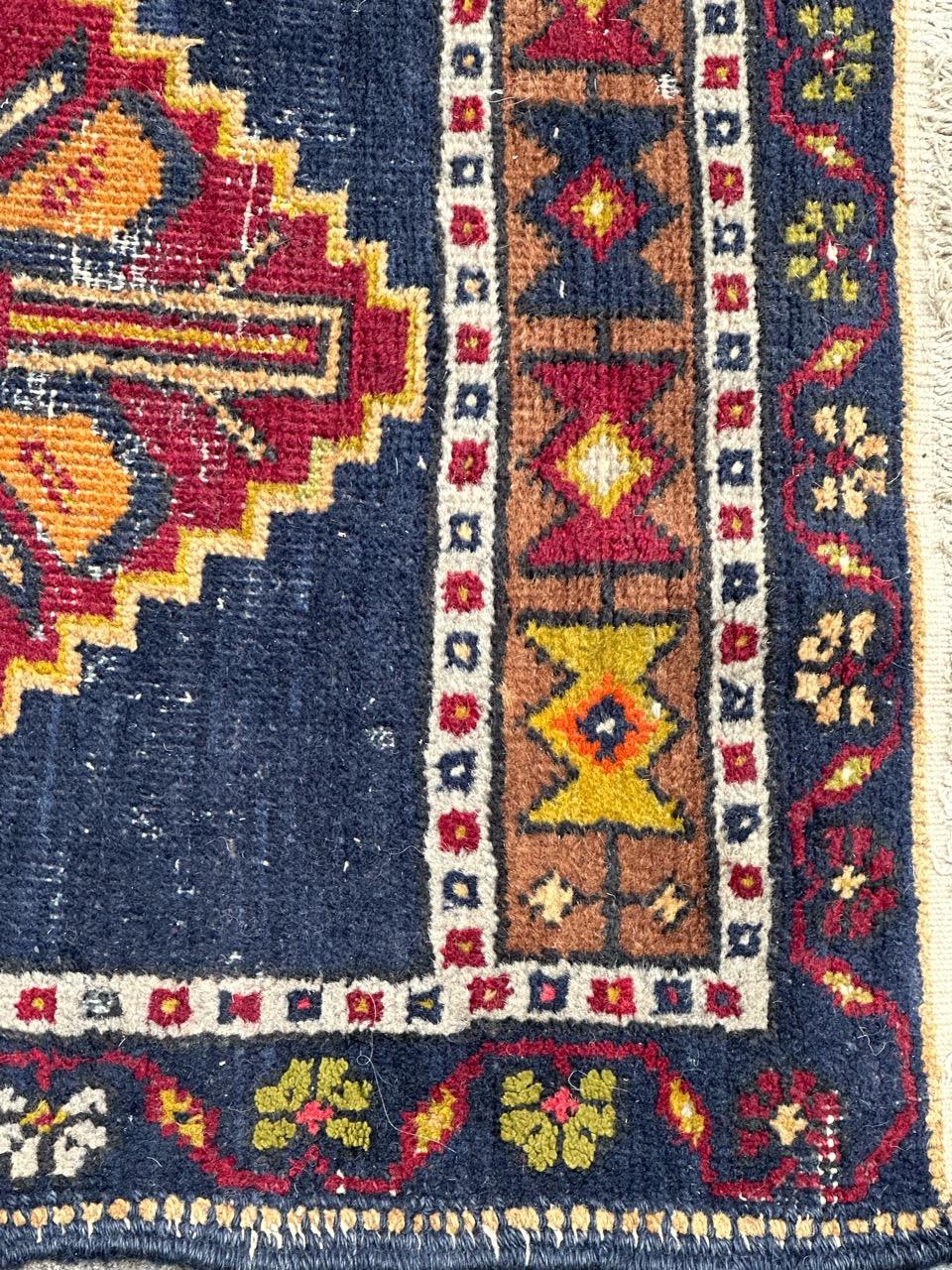  kleiner türkischer Yastik-Teppich aus der Mitte des Jahrhunderts  (Wolle) im Angebot