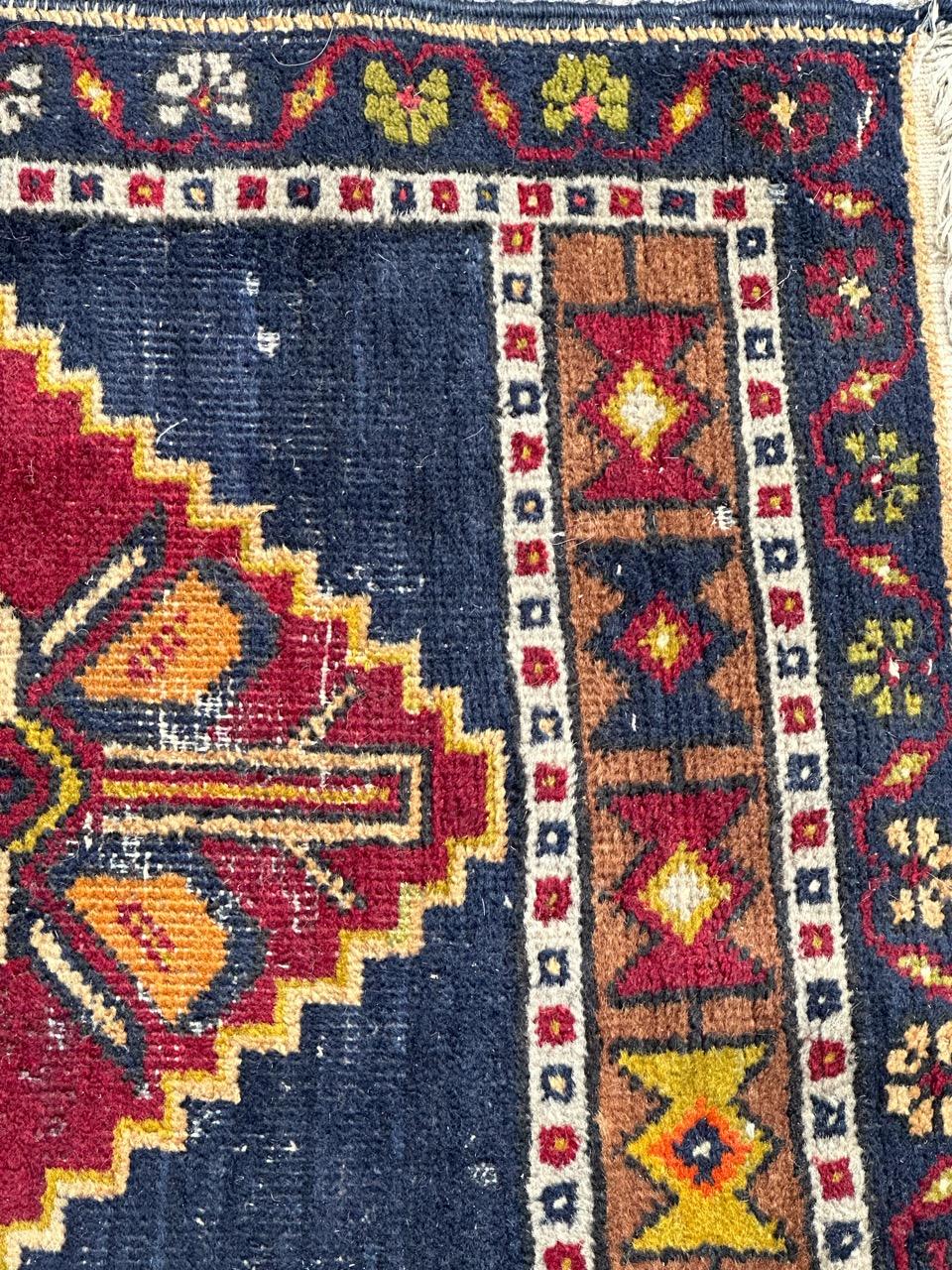  kleiner türkischer Yastik-Teppich aus der Mitte des Jahrhunderts  im Angebot 1