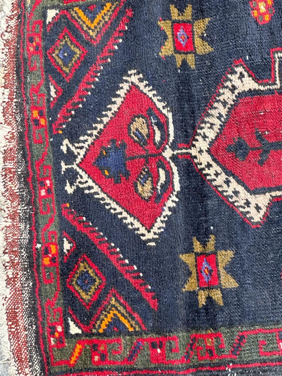 kleiner türkischer Yastik-Teppich aus der Mitte des Jahrhunderts  im Angebot 1