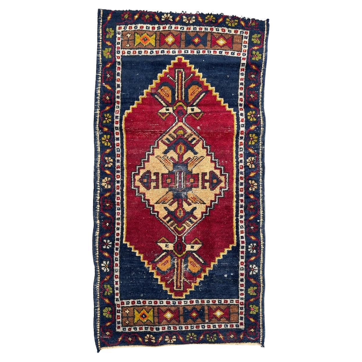  Petit tapis turc Yastik du milieu du siècle dernier 