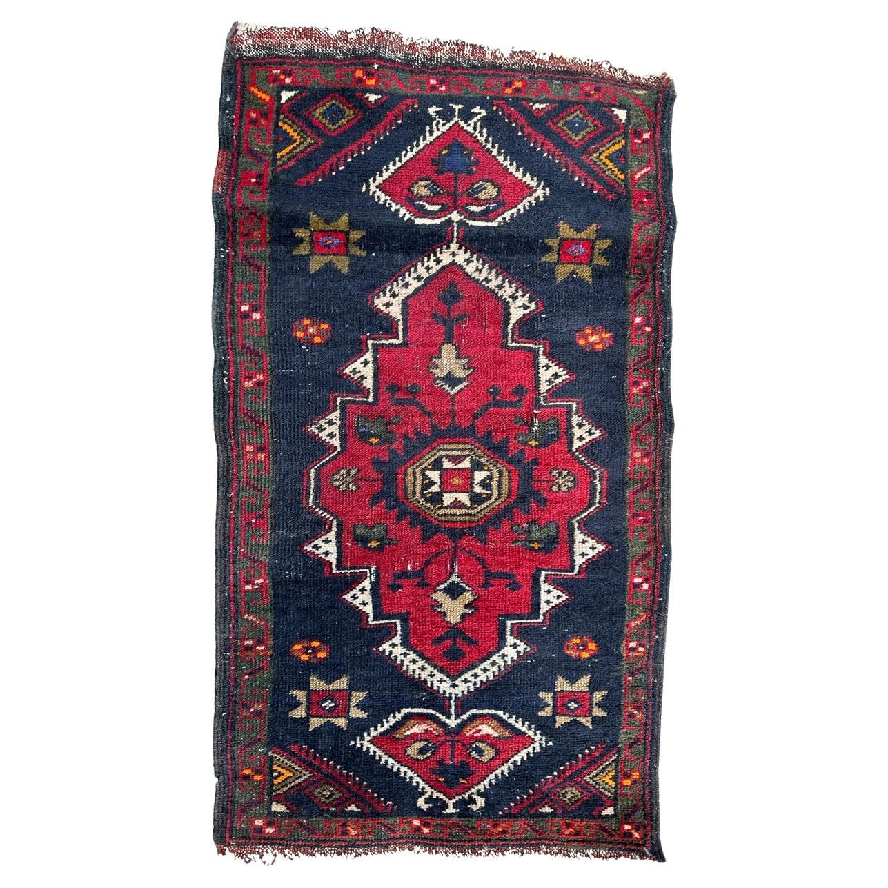 kleiner türkischer Yastik-Teppich aus der Mitte des Jahrhunderts 