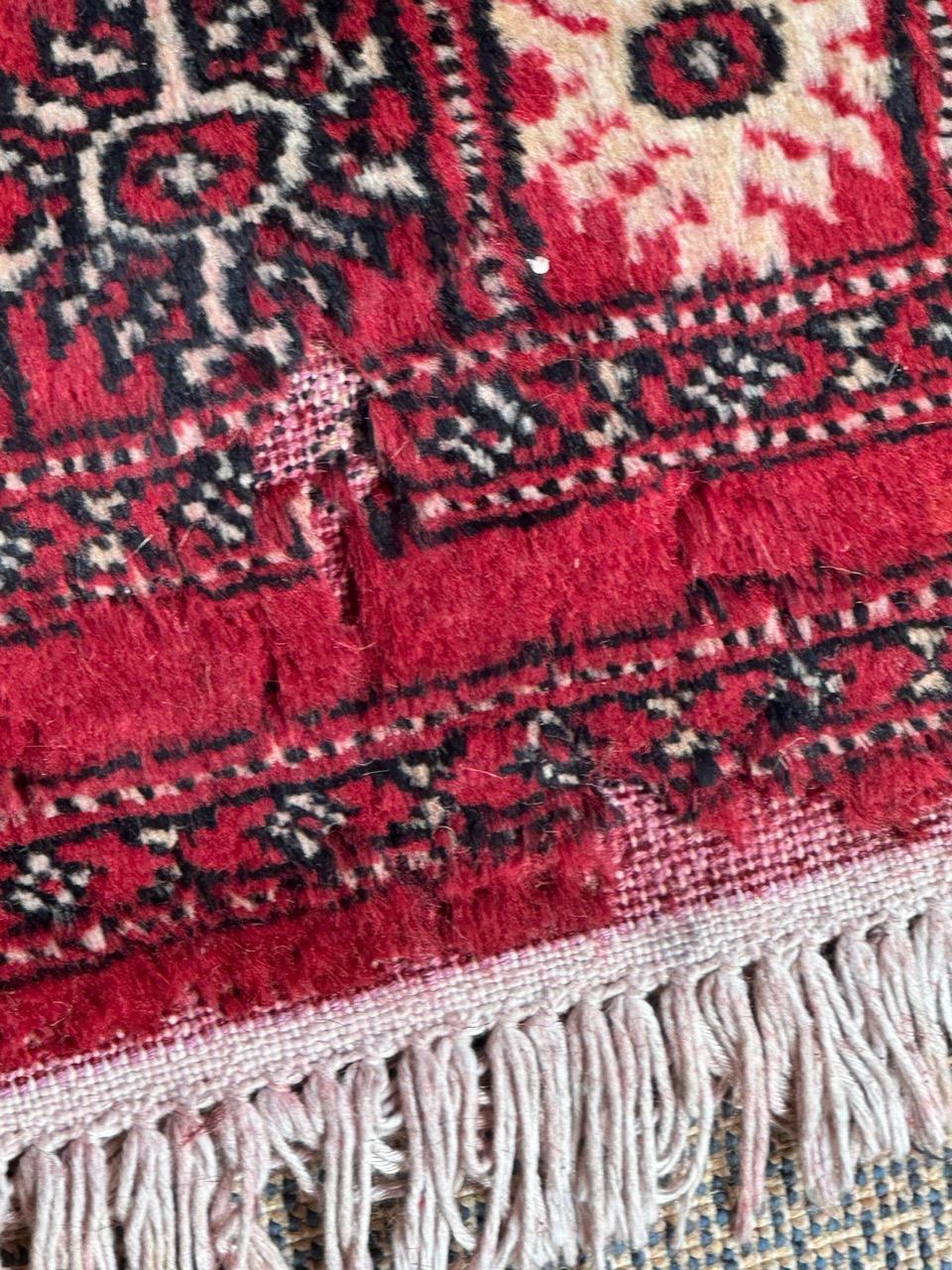 Le petit tapis pakistanais vintage de Bobyrug  en vente 2