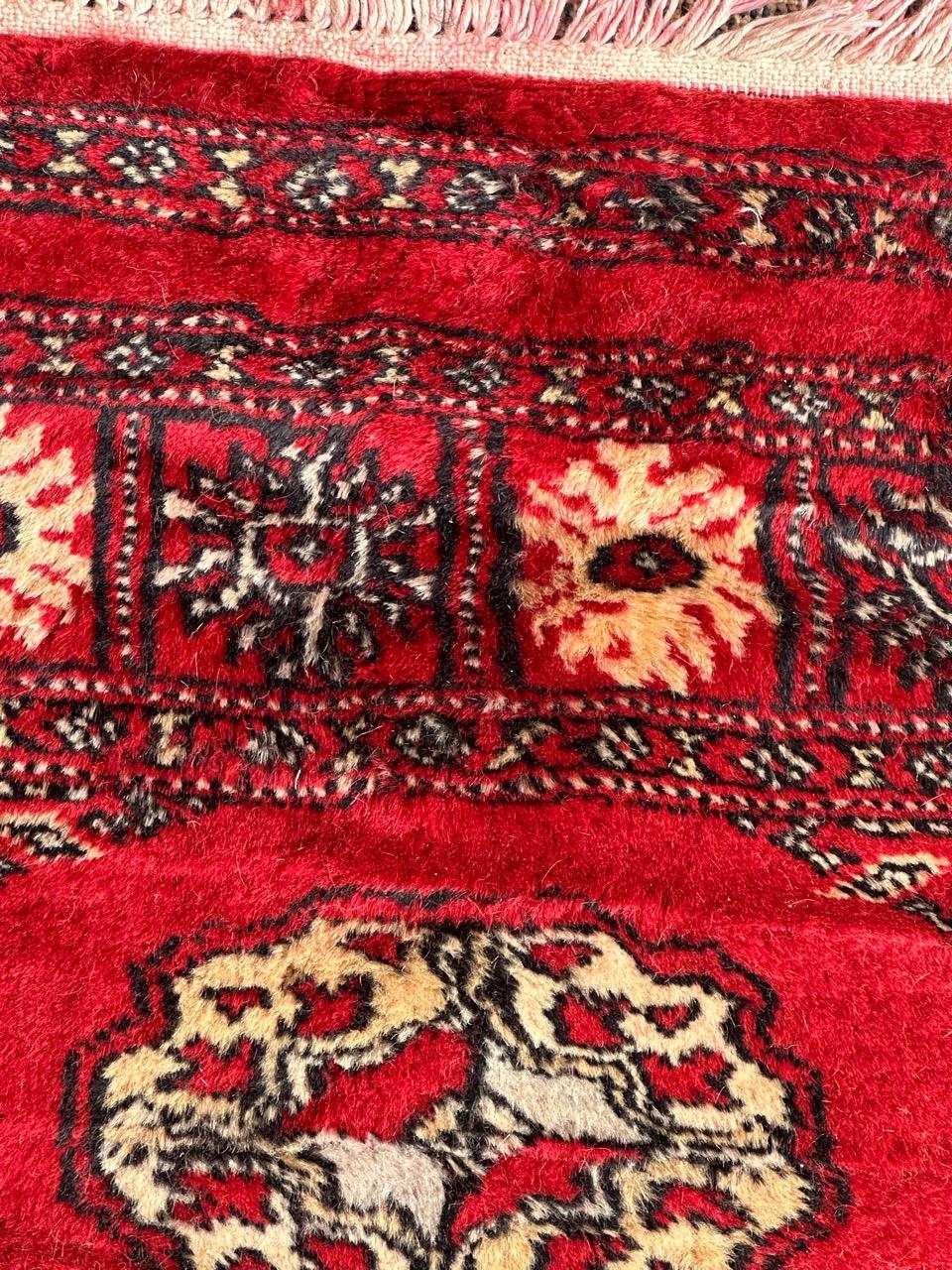 Le petit tapis pakistanais vintage de Bobyrug  en vente 5