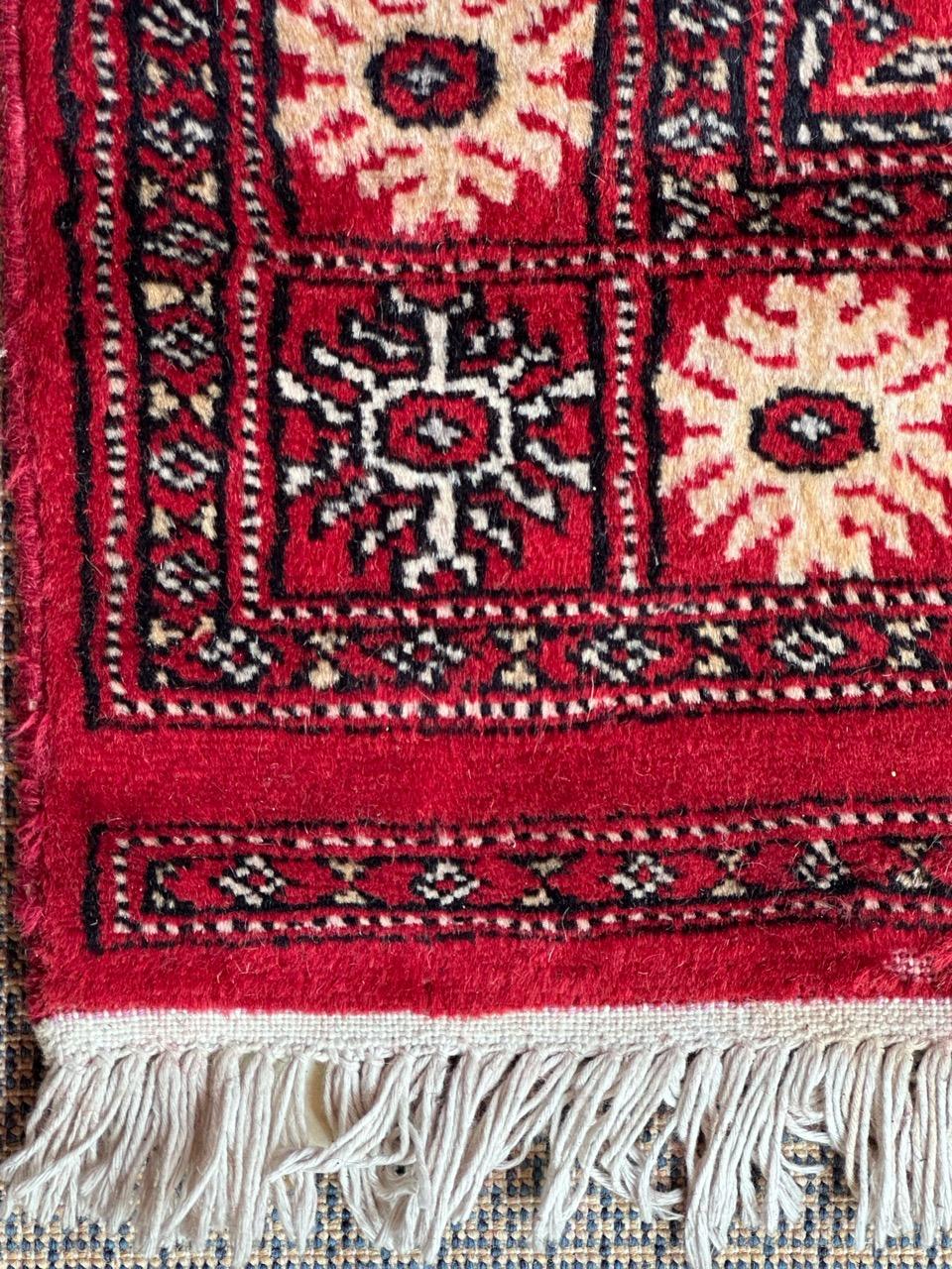 Le petit tapis pakistanais vintage de Bobyrug  en vente 6