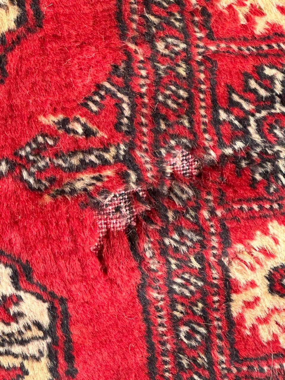 Le petit tapis pakistanais vintage de Bobyrug  en vente 1