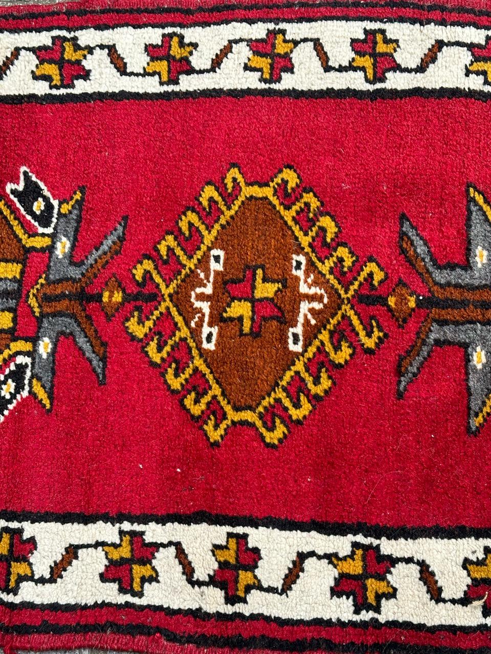 Joli tapis turc vintage avec un beau design géométrique et de belles couleurs avec un fond rouge, jaune, marron, gris, blanc et noir, entièrement noué à la main avec de la laine sur une fondation en laine. 

✨✨✨
