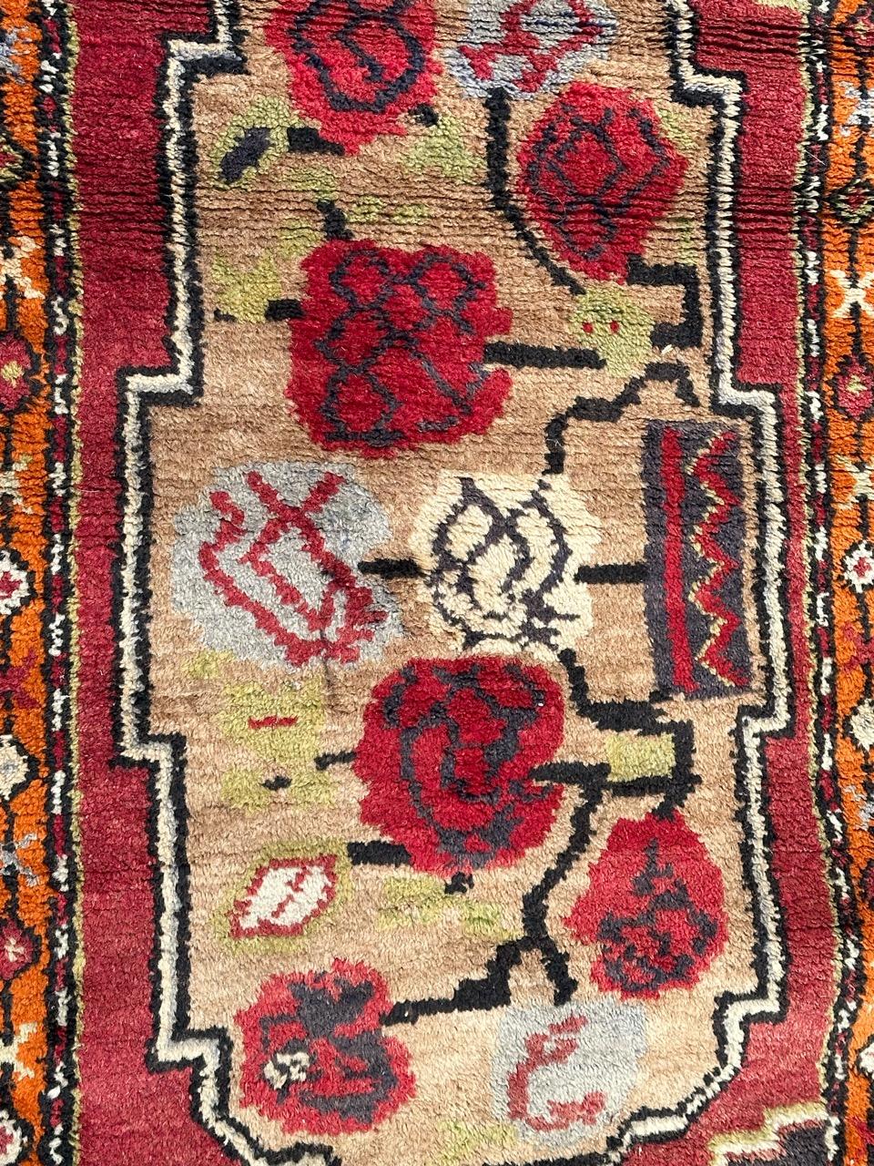Joli tapis turc Yastik du milieu du siècle avec un beau design avec des fleurs stylisées, et de belles couleurs avec un rouge, bleu, vert, beige gris, orange, blanc et noir, entièrement noué à la main avec de la laine sur un support en bois.  la