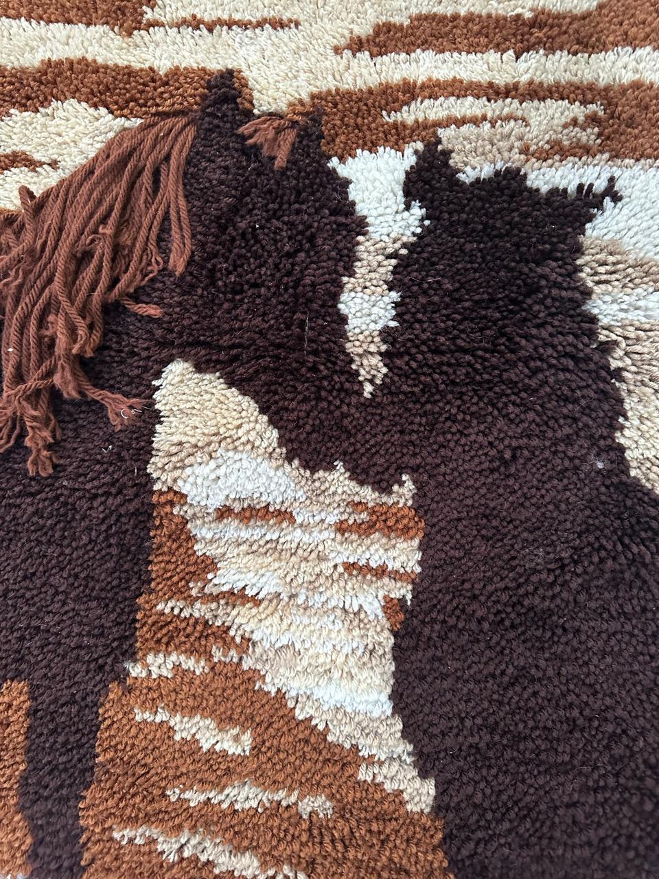 Hübscher handgeknüpfter Wandteppich im Vintage-Stil mit schönem Muster, das zwei verliebte Pferde in den Farben Braun und Gelb zeigt, komplett handgeknüpft mit Wolle auf Baumwollbasis.

✨✨✨
